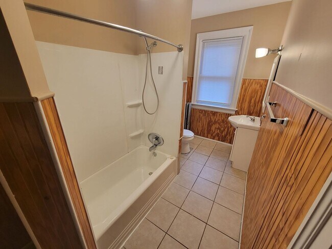 Building Photo - 705 Main Street 4BR/2.5BA (Hamilton)