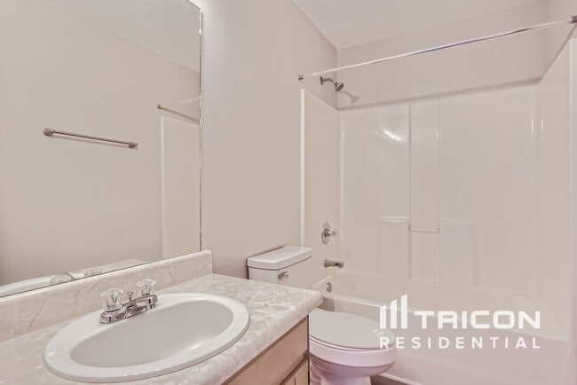 Building Photo - 928 Pin Oak Dr