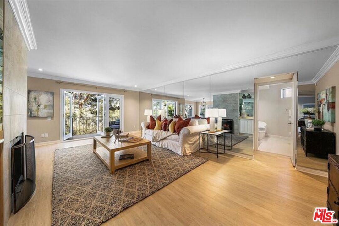 Foto principal - 2345 Roscomare Rd