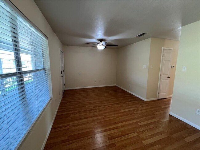 Foto del edificio - 2450 Ashdale Dr