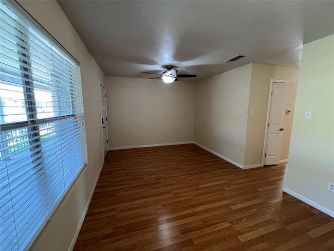 Building Photo - 2450 Ashdale Dr