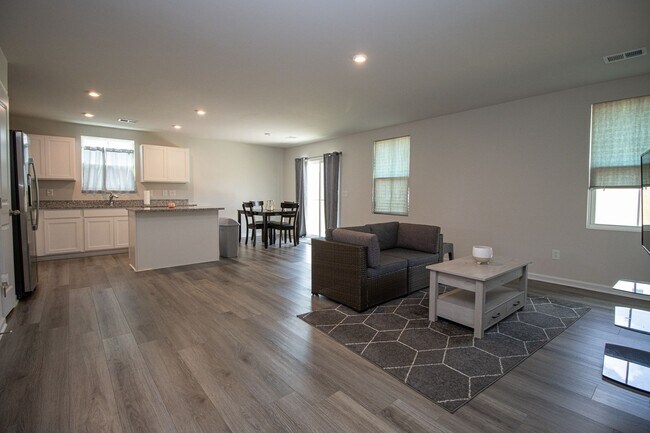 Foto del edificio - Gorgeous 3 Bedroom, 2 Bath ~ Minutes to Fort Jackson ~ Available Mid October!