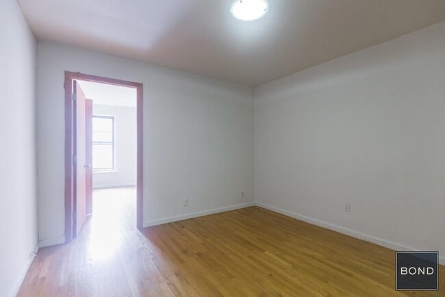 Building Photo - 213 E 84th St