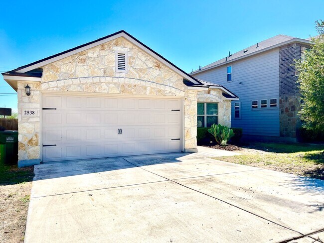 Foto del edificio - 3  Bedroom/2 Bathroom Champions Park Subdi...