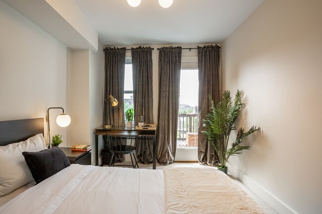 Building Photo - ROOM ONLY in 5-bed/2.0-bath Home