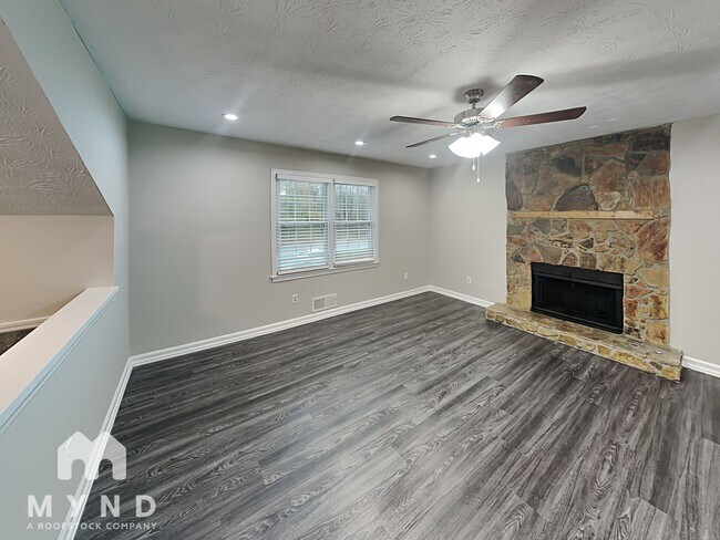 Building Photo - 1224 Classic Dr NE