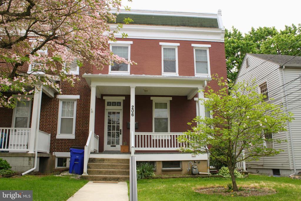 Building Photo - 206 E 8th St