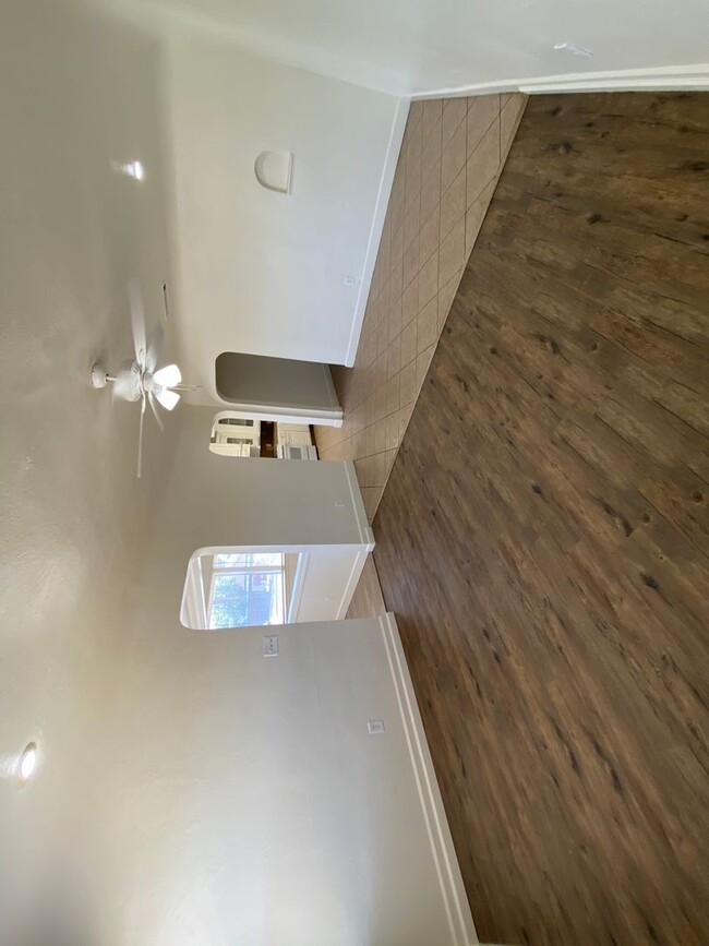 Building Photo - Spacious Tulare Home Available Now!