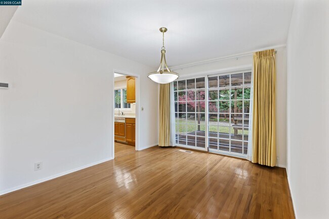 Foto del edificio - 2201 Quiet Pl Dr