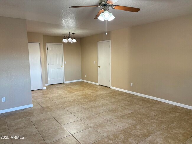 Foto del edificio - 2390 Eastern Dr