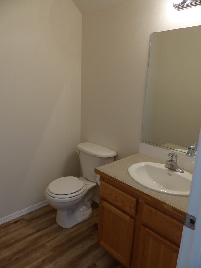 Building Photo - 1214 Forsythia Ave