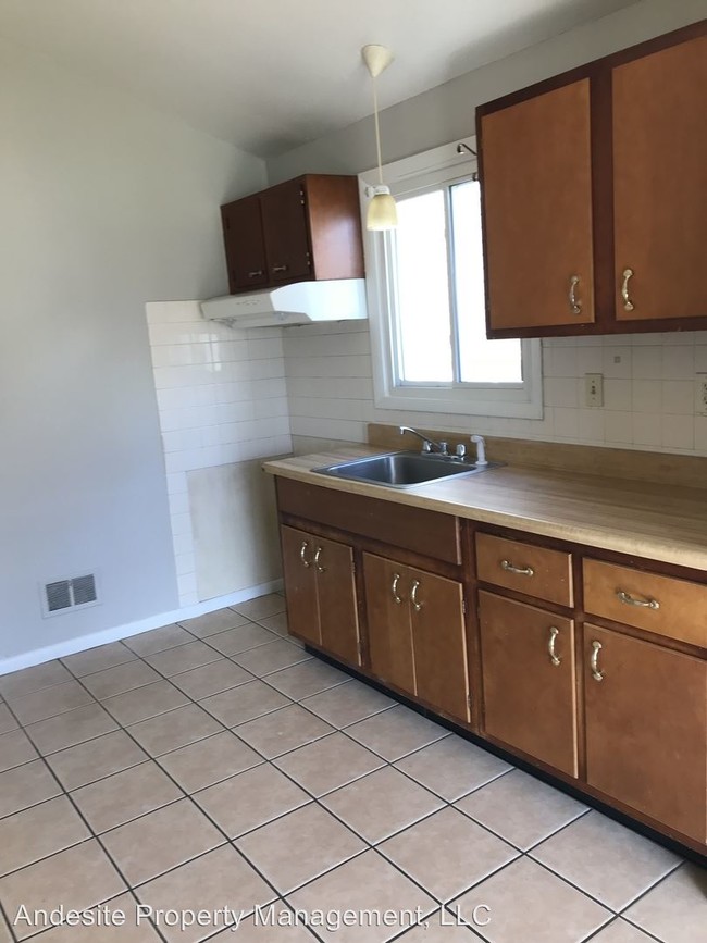 Building Photo - 3 br, 2 bath House - 380 SPRAGUE ROAD