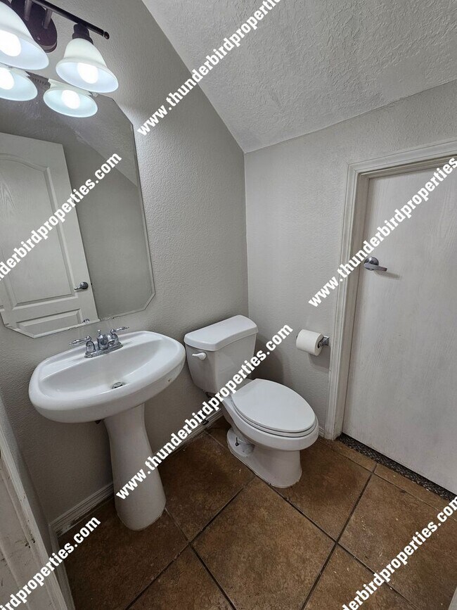 Foto del edificio - 4 Bedroom - 2.5 Bathroom - 2 car garage
