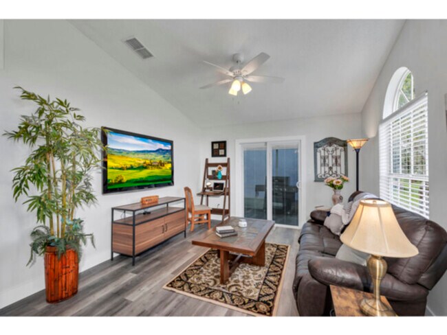 Foto del edificio - Updated &amp; Upgraded 3 Bed, 2 Bath, Comm...