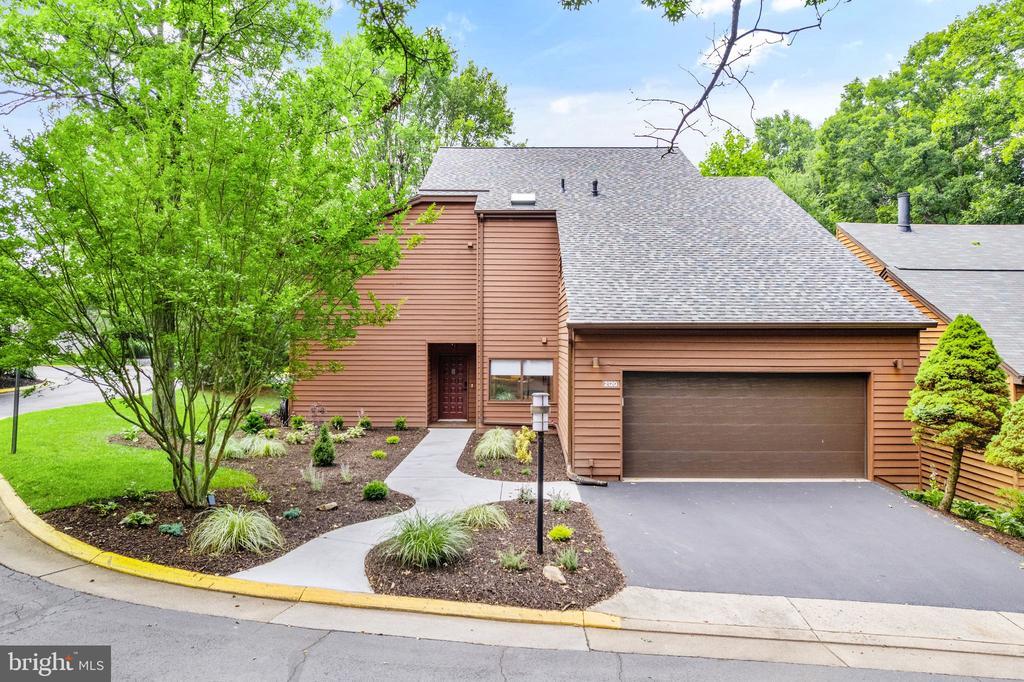 Primary Photo - 2120 S Bay Ln
