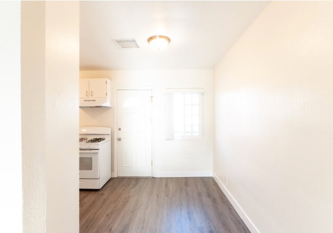 Área de comedor recortada o se puede utilizar como espacio de trabajo desde casa. - 11801 Hart St