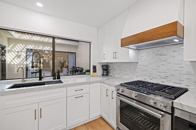 Building Photo - 72417 Rolling Knoll Dr