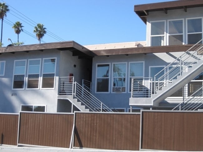 Building Photo - 6061 Franklin Ave