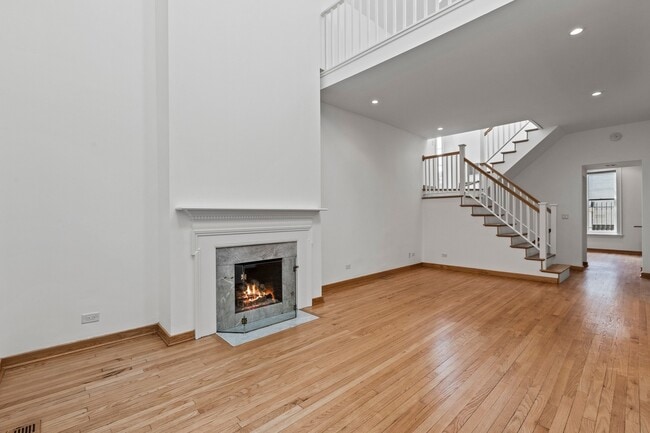 Building Photo - 2032 N Kenmore Ave
