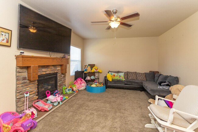 Foto del edificio - Spacious 6-Bedroom Home in Lorson Ranch!