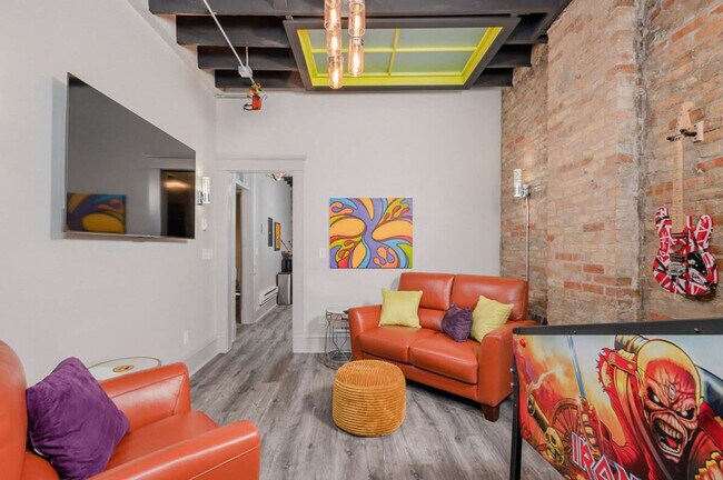 Foto del edificio - 227 E College Ave