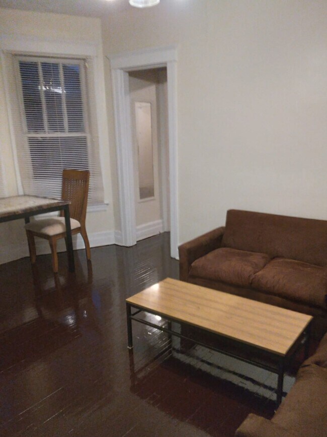 Foto del edificio - 920 E Grand Blvd