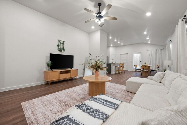 Foto del edificio - Furnished, Finished, and Ready for YOU!