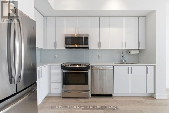 Photo du bâtiment - 2212 Lake Shore Blvd W