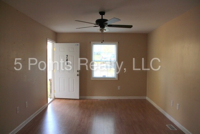Building Photo - 743 Linden Green Dr