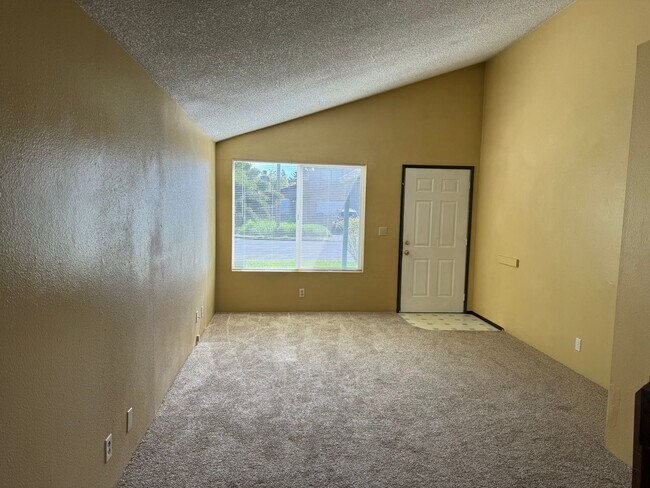 Building Photo - 2 bedroom 1.5 bath duplex