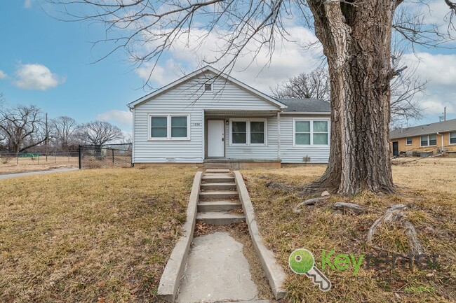 Building Photo - Renovated 3 Bedroom 1 Bathroom!