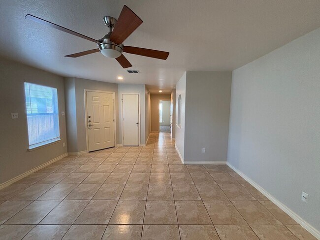 Building Photo - Charming 3-Bedroom Home Near Lackland AFB!
