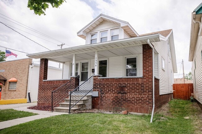 Building Photo - 1554 Oak St