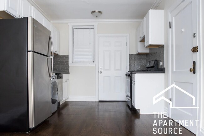 Building Photo - 1056 W Lill Ave