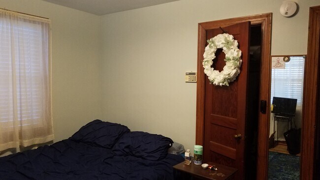 Habitación disponible - estará sin amueblar - 4015 Moss Rose Dr