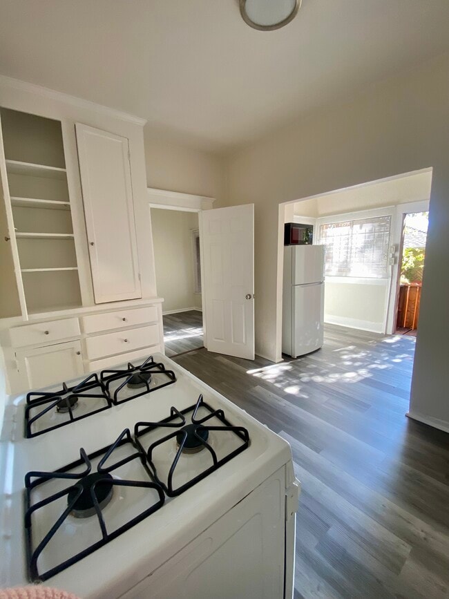 Building Photo - 7284 Fountain Ave