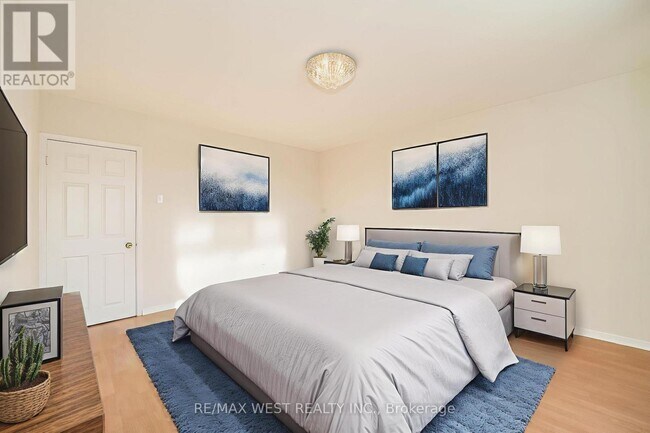 Photo du bâtiment - 818 The Queensway