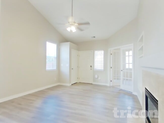 Building Photo - 12981 Roslyn St