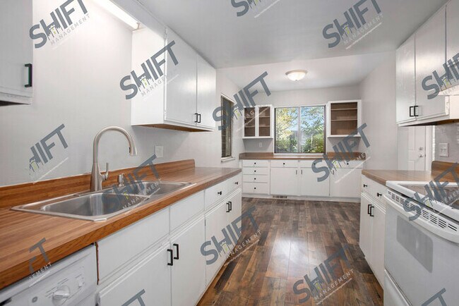Foto del edificio - 3907 Camelot Dr SE