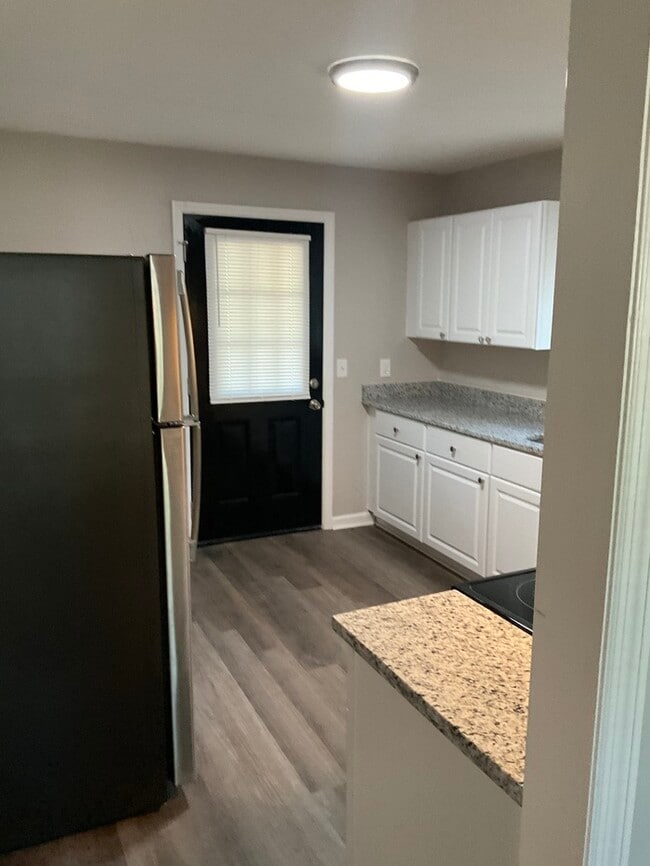 Building Photo - 1/2 MONTHS RENT FREE WITH A SIGNED LEASE B...