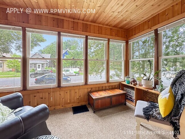 Building Photo - 3br 1ba 1cg ~ Security Deposit Free Altern...