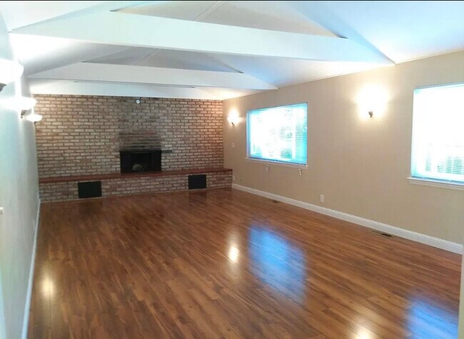 Building Photo - 1423 Village Ct