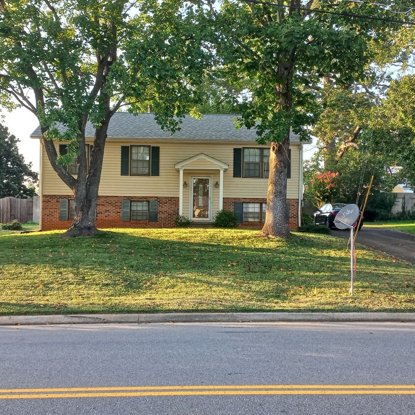 Photo - 1028 Long Meadows Dr (Lynchburg, VA)