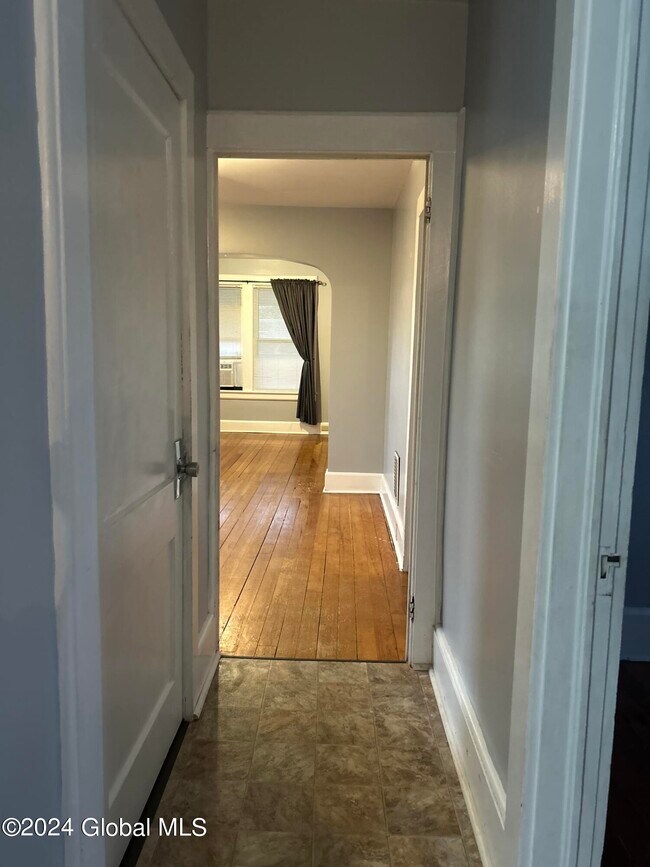 Building Photo - 318 Alplaus Ave