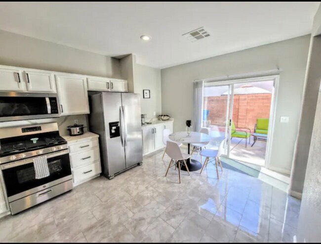 Foto del edificio - 7583 Redwood Point St