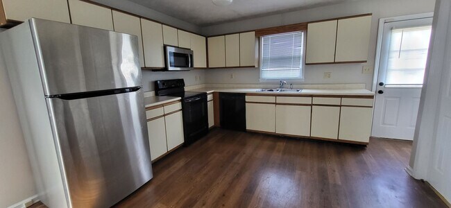 Building Photo - 3-bedroom, 2-bath Home