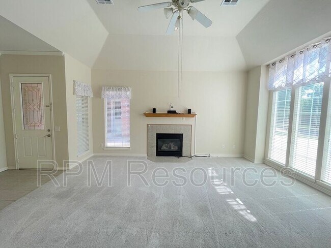 Foto del edificio - 15532 Monarch Ln