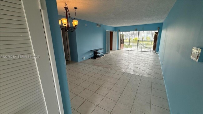 Building Photo - 2751 N Palm Aire Dr