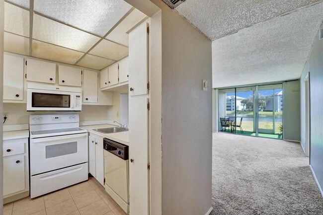 Building Photo - 9440 Poinciana Pl
