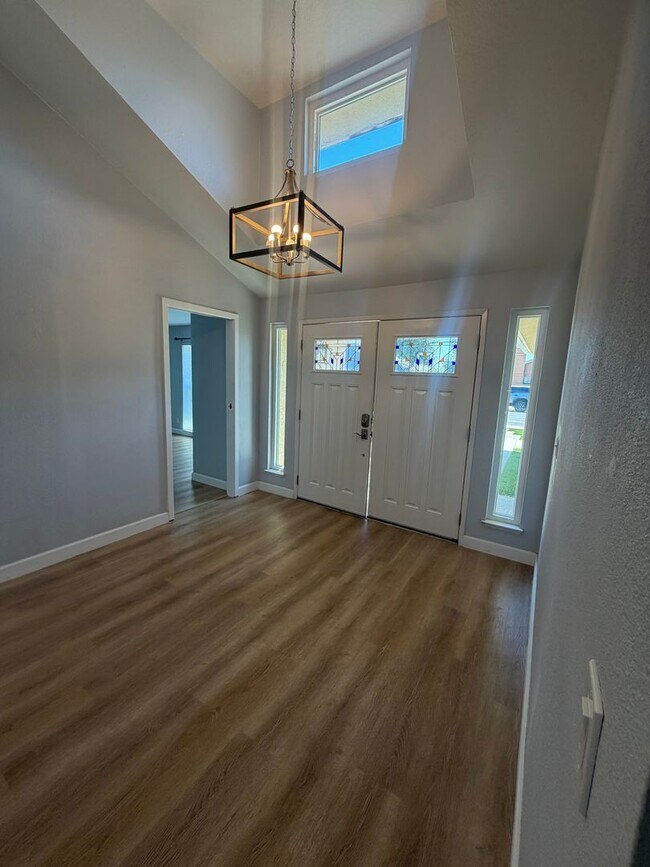 Foto del edificio - Stunning 4 bedroom, 2 bathroom with a Pool and Solar